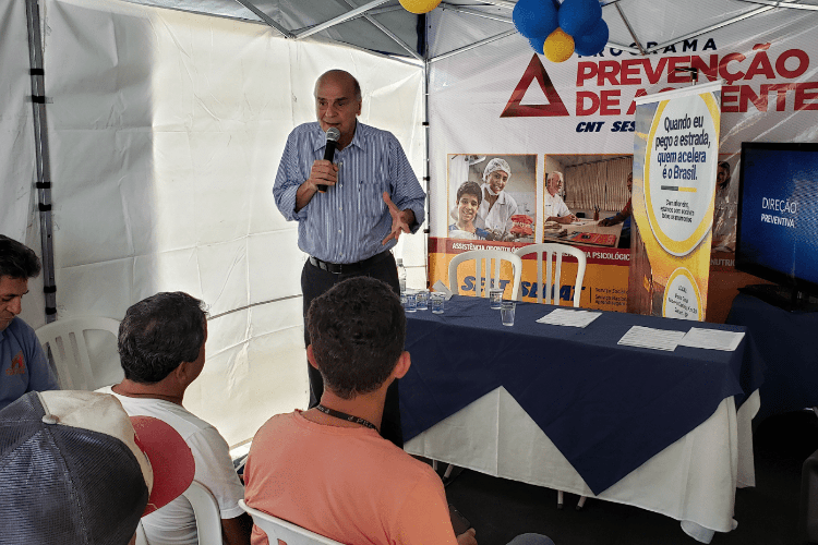 Drauzio Varella dá orientações de saúde para caminhoneiros em ação do SEST SENAT