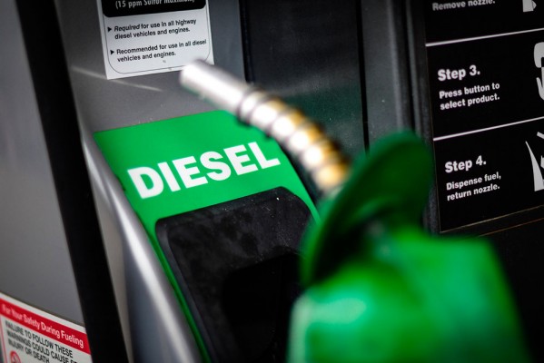 Comissão ouve ministro de Minas e Energia sobre preço do óleo diesel