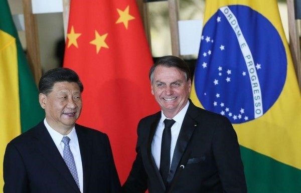 Brasil e China assinam acordos em áreas da saúde, política e comércio