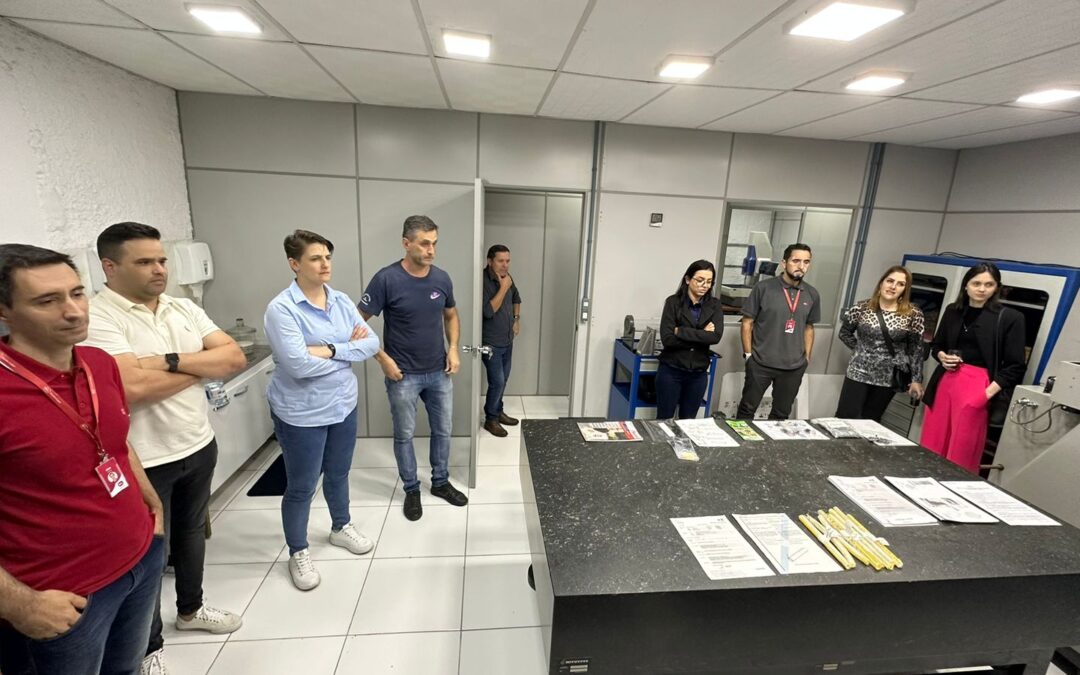 Núcleo Comjovem Joinville visita Allto Car Services Park