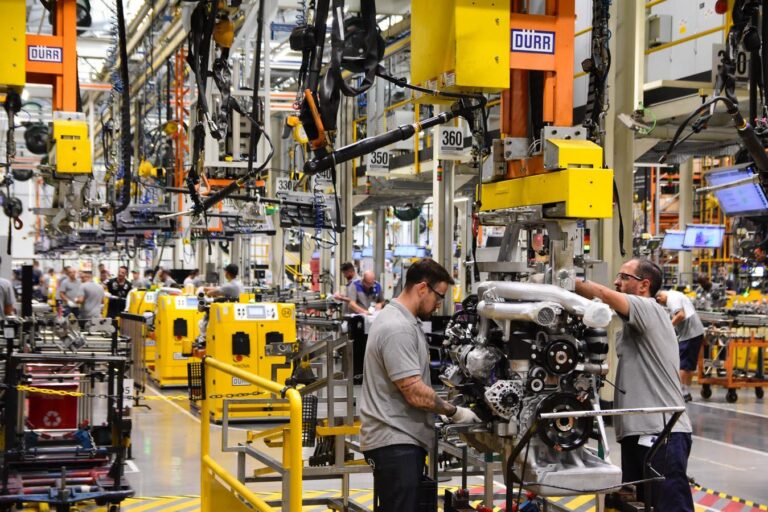 Mercedes-Benz do Brasil alcança o marco histórico de 350.000 motores exportados